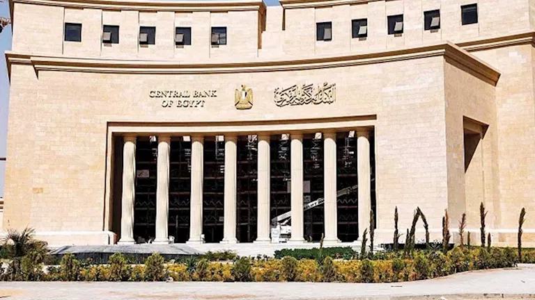هل يرفع المركزي أسعار الفائدة الخميس المقبل بعد تخطي الدولار 56 جنيها؟